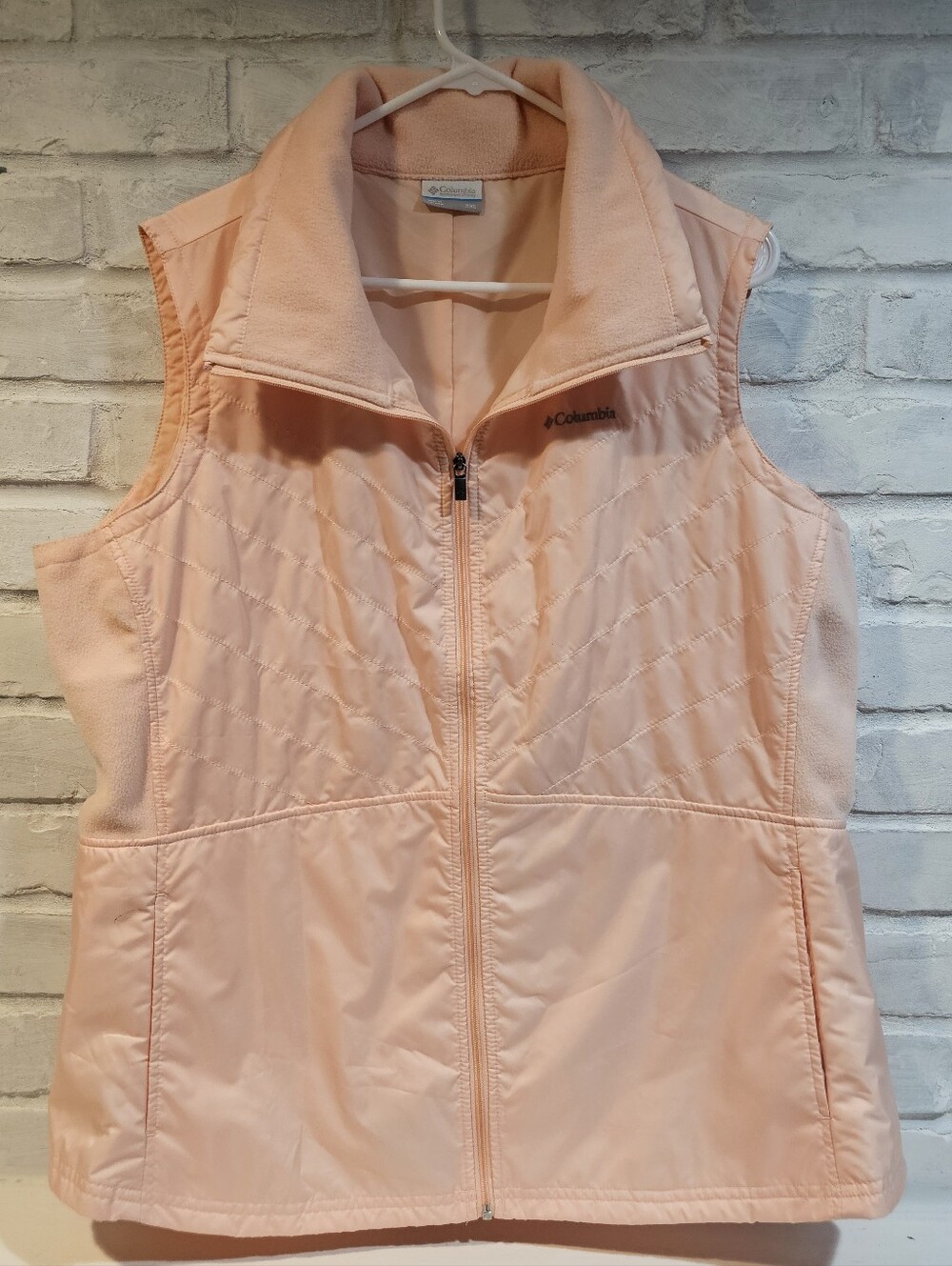 Columbia Women's Peach Light-weight Sleeveless Vest. Size XXL.